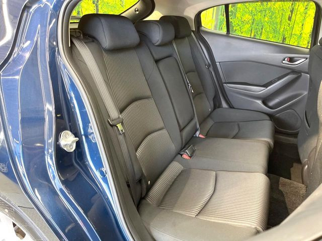 後部座席も気になるようなキズ・汚れやへたり等、大きなダメージはなく、良好な状態です。