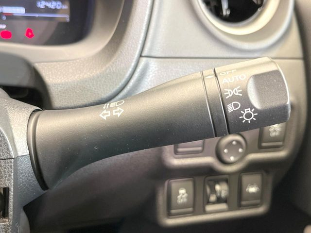 【オートライト】周りの明るさに応じて自動でヘッドライトの点灯・消灯ができる機能です!ライトの付け忘れ・消し忘れなどが無くなり、雨の日や夕方の走行も安心!トンネル通過時も便利ですね♪