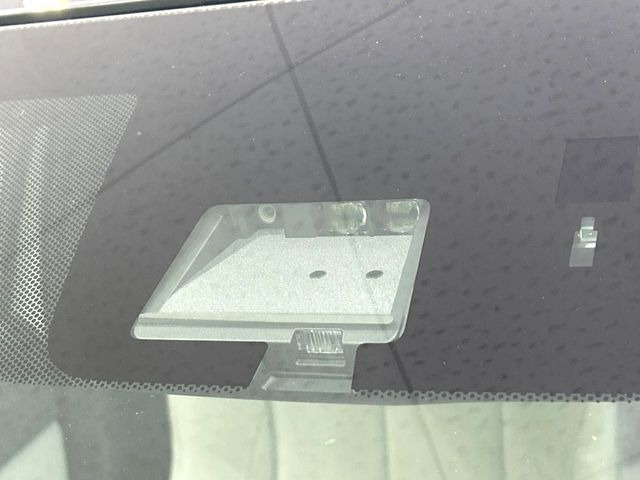 【三菱e-Assist】走行中に前方の車両等を認識し、衝突しそうな時は警報とブレーキで衝突回避と被害軽減をアシスト。より安全にドライブをお楽しみいただけます。