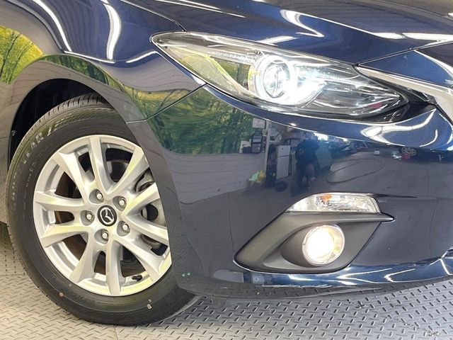 【HIDヘッドライト】非常に明るく前方を照らしてくれるので、悪天候や夜間の走行時も視界良好で安心してお乗りいただけます。