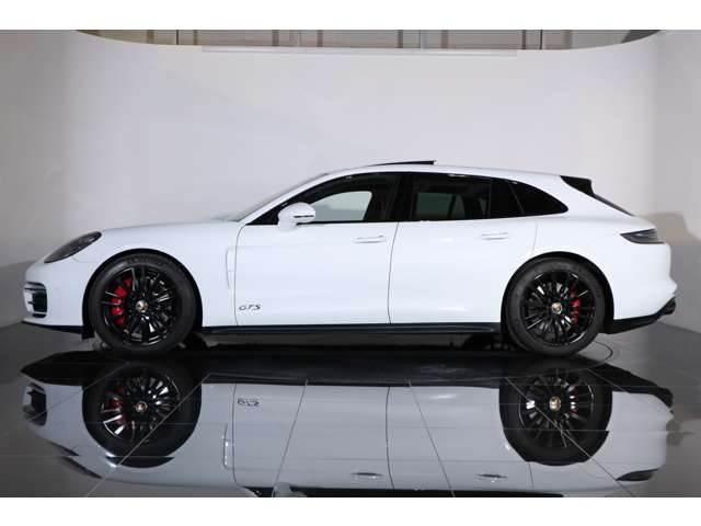 美しいホワイトの外装が清潔感と存在感を放ち、見る角度によって印象が変わる魅力的なカラーです。