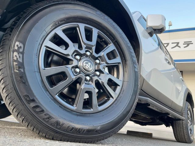 �y����18�C���`�A���~�z�C�[���z�O�ςɃ}�b�`���������A���~�z�C�[���𑕒����Ă���܂��B�e��ЊO�A���~�z�C�[����A�X�^�b�h���X�^�C�����戵�����Ă���܂��B���񂲑��k����������