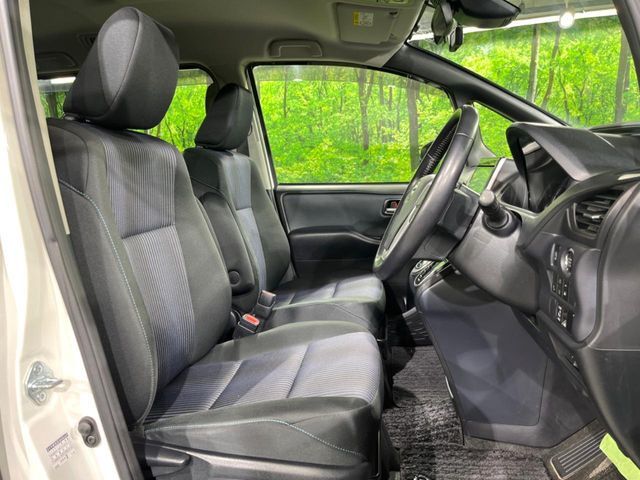 運転席シート廻りは使用感も少なく、良好な状態となっています。丁寧に使われていたことがよくわかりますね。