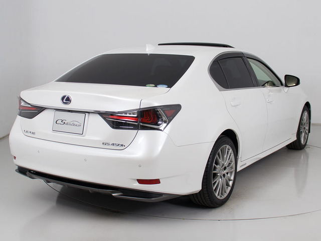 個性的なリアビューで御座います。精悍な佇まいは高級車ならではです。