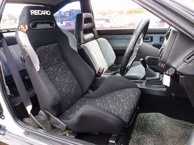 �^�]�ȃV�[�g�͐l�C��RECARO�Z�~�o�P�b�g�V�[�g�����B����]�ɉ�����BRIDE���Ȃǂ̃t���o�P��Z�~�o�P�b�g�V�[�g�̂���t�����\�ł��B�������̂��q�l�����C�y�ɂ����k�������܂�