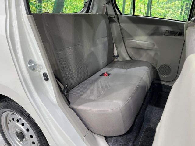 後部座席も気になるようなキズ・汚れやへたり等、大きなダメージはなく、良好な状態です。