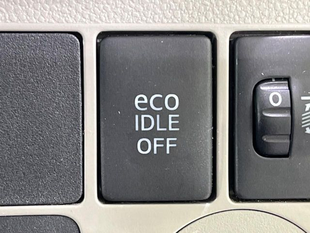 【アイドリングストップ】赤信号や渋滞で停車した際にエンジンを停止し、無駄な燃料の消費を抑えます。燃費向上や環境保護につなげる機能♪エンジンはブレーキを離せば再始動します。