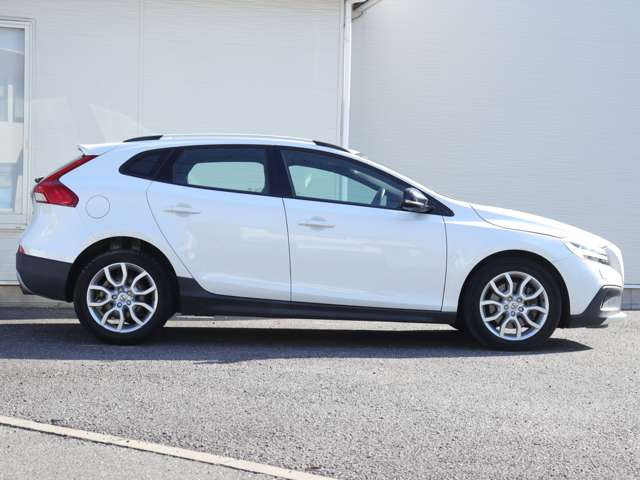 【消耗部品7品目の新品交換】エンジンオイル、オイルフィルター、メインバッテリー、前後ワイパーゴム、ブレーキフルード、冷却水、エアコンフィルターを新品交換します。