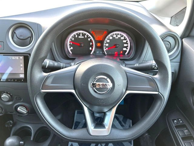 �C���e���A�ɍ��킹���f�U�C���̃X�e�A�����O�́A�^�]�������̂��Ƃ��l���A�^�]���₷���`��A�傫���ł��B�����x�A���ۂɐG���Ă��m���߂��������B