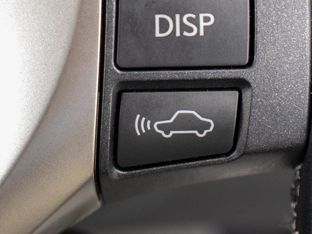 衝突回避支援型プリクラッシュセーフティシステム 前方に出現した障害物に対し警報を発し、ドライバーに警告。同時にブレーキアシストにより衝突回避と速度を軽減します。