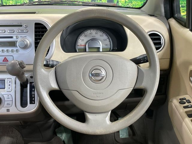 �C���e���A�ɍ��킹���f�U�C���̃X�e�A�����O�́A�^�]�������̂��Ƃ��l���A�^�]���₷���`��A�傫���ł��B�����x�A���ۂɐG���Ă��m���߂��������B