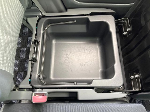 【シートアンダーボックス】シートの下に大容量の収納スペースが備わっており、靴や洗車グッズなど、外から見られたくないものをすっきり収納できて便利!