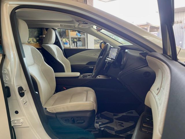 【白革シート】上質な本革を使用し、高級感あふれる本革シート。常に体に触れる部分だから、座り心地の良さにはこだわりたいですね♪汚れの付着や劣化を抑制する内装コーティング施工もおススメですよ♪