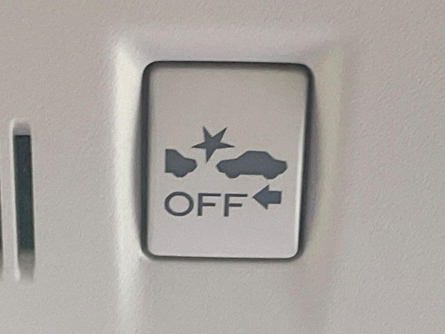 【アイサイト】前方の車両等を検知し、衝突しそうな時は警報で注意を促し、ブレーキを踏む力をサポート。ブレーキを踏めなかった場合は衝突被害軽減ブレーキが作動、衝突回避をサポートします。