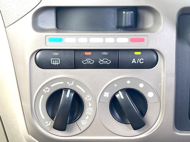 寒い冬も暑い夏も全席に快適な空調を届けてくれる、ダイヤル式エアコンを装備♪