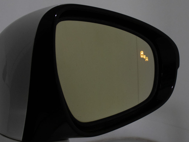 BSM(ブラインドスポットモニタ)!隣の車線を走る車両をレーダーで検知し、ドアミラーでは確認しにくい後側方エリアに存在する車両に加えて、急接近してくる車両も検知します。