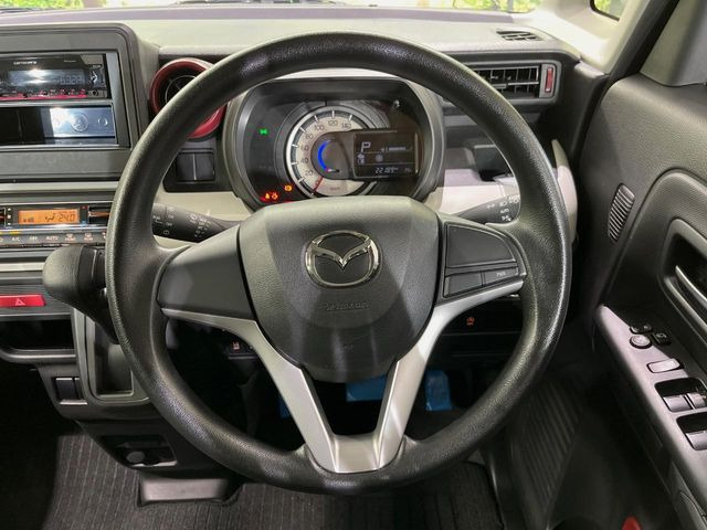 インテリアに合わせたデザインのステアリングは、運転される方のことも考え、運転しやすい形状、大きさです。是非一度、実際に触ってお確かめください。