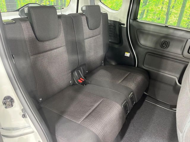 後部座席も気になるようなキズ・汚れやへたり等、大きなダメージはなく、良好な状態です。