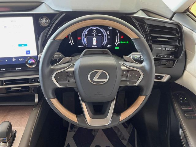 【ウッドコンビステアリング】高級感ある木目調パーツを採用した手に良く馴染むコンビハンドル。運転席廻りの雰囲気も一気に豪華になります!