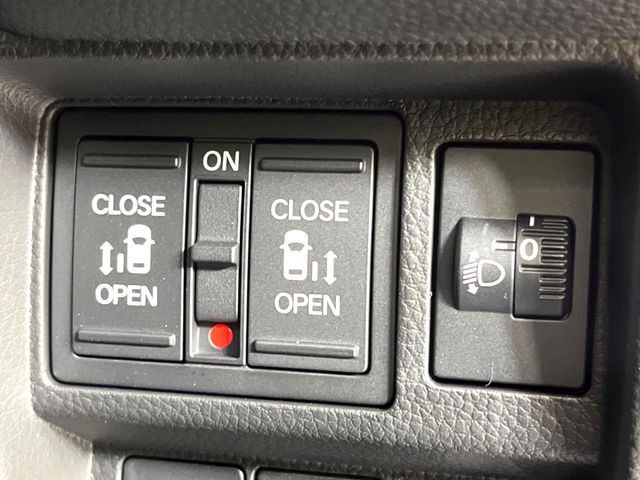 【両側パワースライドドア】スマートキーや運転席のスイッチで後席両側スライドドアの開閉が可能♪電動だから力を入れてドアを開ける必要が無く、小さなお子様でも簡単に開け閉めでき快適です♪