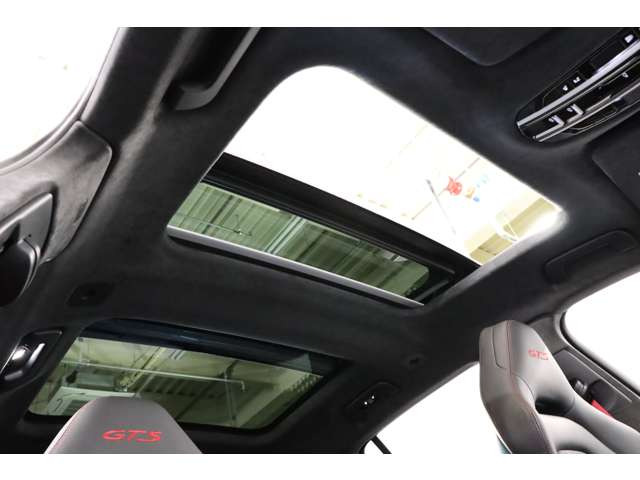 オプション装備にて、パノラミックサンルーフが装備されており、開放的なドライブを手助けします。