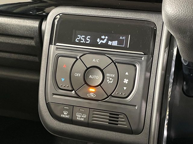 【オートエアコン】一度お好みの温度に設定すれば、車内の温度を検知し風量や温度を自動で調整。暑い…寒い…と何度もスイッチ操作をする必要はありません。快適な車内空間には必須の機能ですね♪