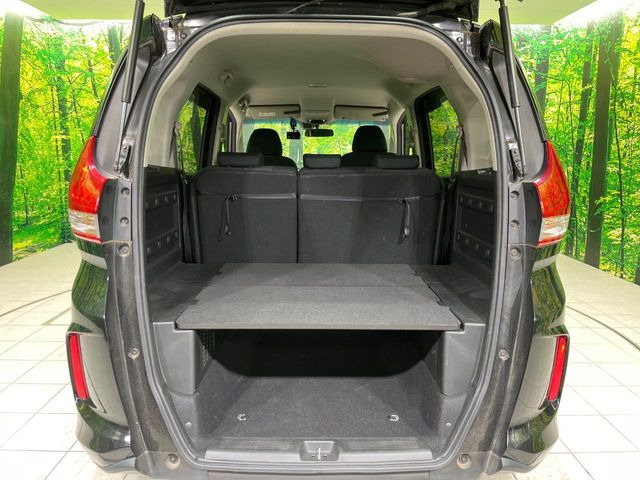 ���i�̂���������ʋ΁A���}���ɏ\���ȉ׎��X�y�[�X���m�ۂ��Ă���܂��B�Z�J���h�V�[�g��|���ƁA�傫�ȉו��̐ύڂ��\�ł���