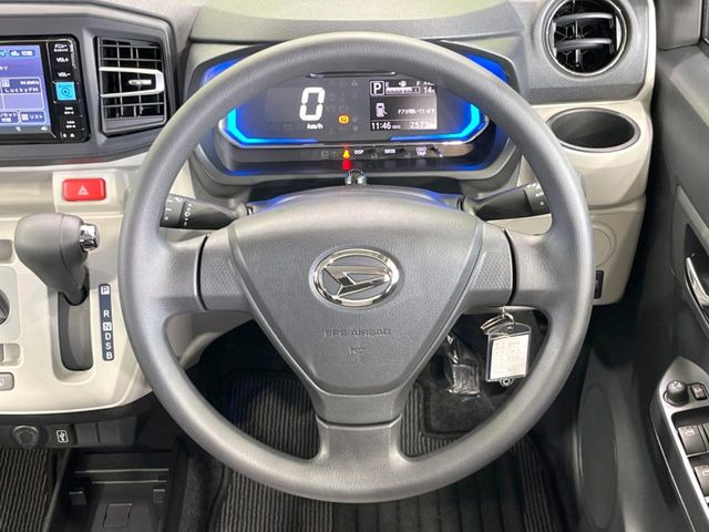 インテリアに合わせたデザインのステアリングは、運転される方のことも考え、運転しやすい形状、大きさです。是非一度、実際に触ってお確かめください。