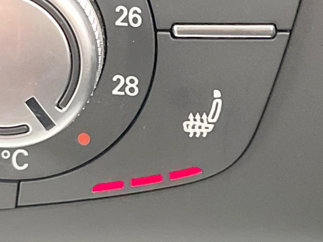 ●フロントシートヒーティング:運転席・助手席共に三段階で調節が可能なシートヒーターを装備しております。季節を問わず快適にご使用いただけます。