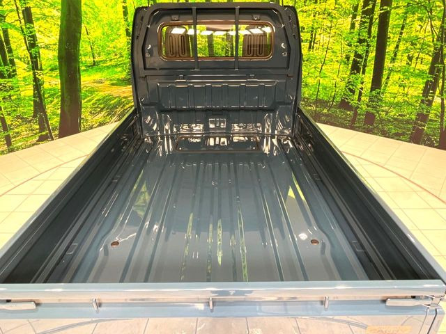 積み下ろしのしやすいデッキにはたっぷりと荷物を積み込んでいただけます。遊びから仕事まで、様々なシーンで頼れます♪