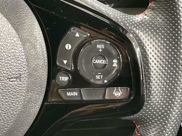 【アダプティブクルーズコントロール】高速道路での長距離走行が楽に!!自動で速度を保つクルーズコントロールが、衝突軽減システムと連携し、前方の車両を感知して車間を保つように速度調節してくれます!!