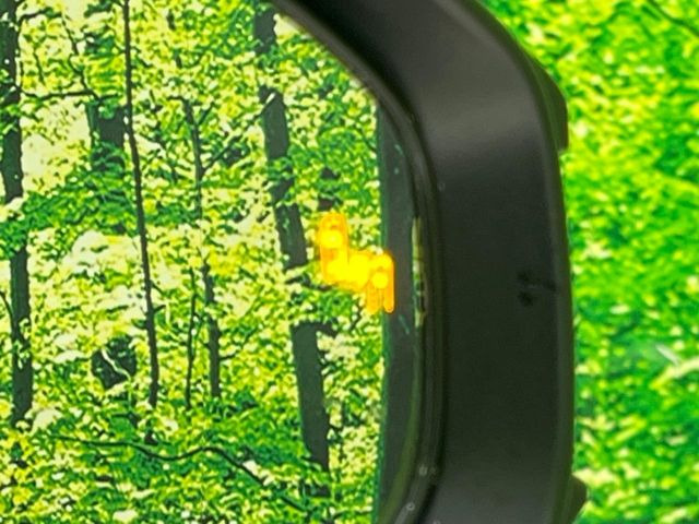 【ブラインドスポットモニター】走行中、ドアミラーの死角になりやすい箇所に後続車が接近するとサイドミラーのレンズに警告を表示!ドライバーに注意喚起をしてくれます。