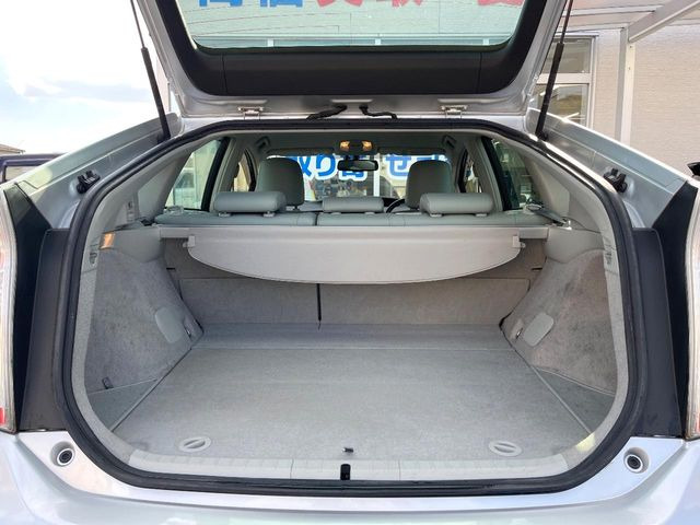 ���i�̂���������ʋ΁A���}���ɏ\���ȉ׎��X�y�[�X���m�ۂ��Ă���܂��B�Z�J���h�V�[�g��|���ƁA�傫�ȉו��̐ύڂ��\�ł���