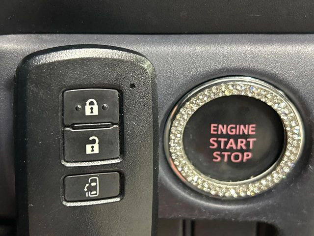 �y�X�}�[�g�L�[�z�J�o����|�P�b�g�ɓ��ꂽ�܂܂ł��h�A�̎{���E�������\�ȃX�}�[�g�L�[�𑕔��B�G���W���̃I���E�I�t�����J�M�����o���K�v����������Ƃ��Ă��֗��ł���