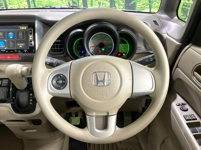 �C���e���A�ɍ��킹���f�U�C���̃X�e�A�����O�́A�^�]�������̂��Ƃ��l���A�^�]���₷���`��A�傫���ł��B�����x�A���ۂɐG���Ă��m���߂��������B