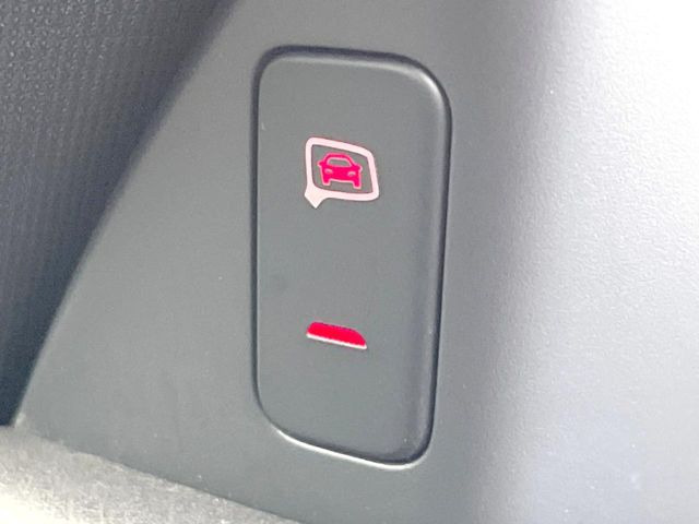 ●サイドアシスト(後方支援):走行中、ドライバーの死角の車両を検出して事故を未然に防ぐシステムです。レーダーセンサーが後方の並走車を検出すると、該当する側のドアミラー内側LEDが点灯し注意を促します。