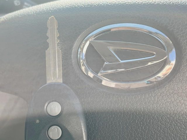 【キーレス】少し離れた場所からでもボタン一つでドアの開錠・施錠ができるのでとっても便利!ドアの鍵穴周りに傷をつけることもありません