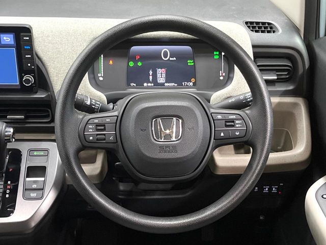 インテリアに合わせたデザインのステアリングは、運転される方のことも考え、運転しやすい形状、大きさです。是非一度、実際に触ってお確かめください。