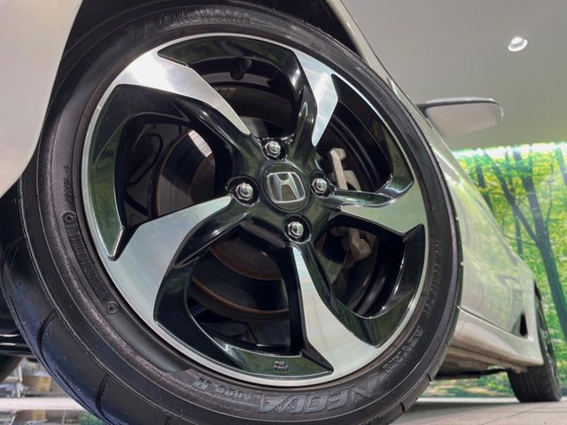 �y�����A���~�z�C�[���z�O�ςɃ}�b�`���������A���~�z�C�[���𑕒����Ă���܂��B�e��ЊO�A���~�z�C�[����A�X�^�b�h���X�^�C�����戵�����Ă���܂��B���񂲑��k����������