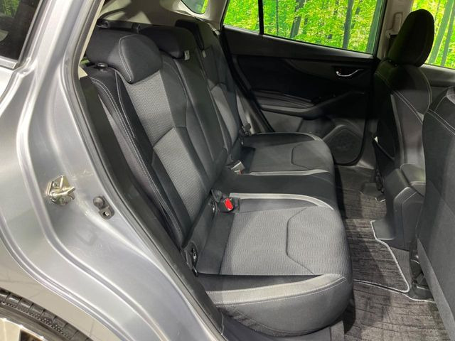 後部座席も気になるようなキズ・汚れやへたり等、大きなダメージはなく、良好な状態です。