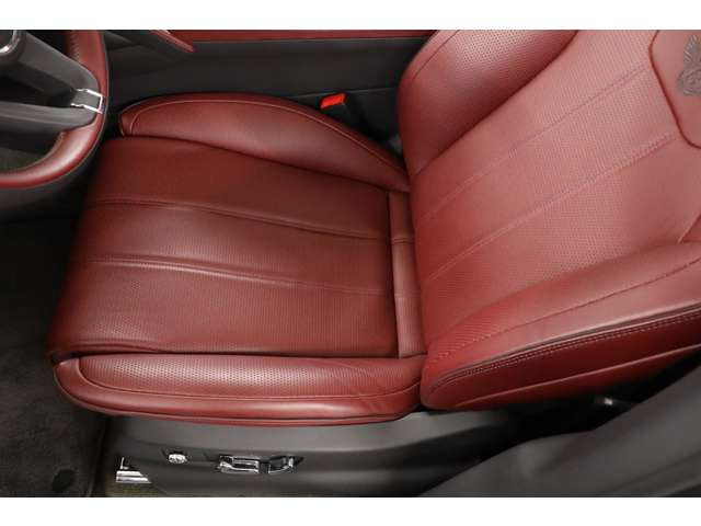 ベンテイガの広々とした室内空間は、全乗員がリラックスできる快適性を実現。大切な家族や仲間との移動を特別にします。