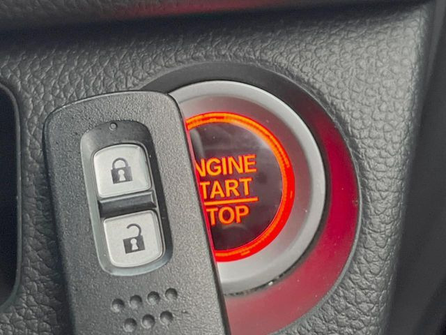 �yHonda�X�}�[�g�L�[�z�J�o����|�P�b�g�ɓ��ꂽ�܂܂ł��h�A�̎{���E�������\�ȃX�}�[�g�L�[�𑕔��B�G���W���̃I���E�I�t�����J�M�����o���K�v����������Ƃ��Ă��֗��ł���