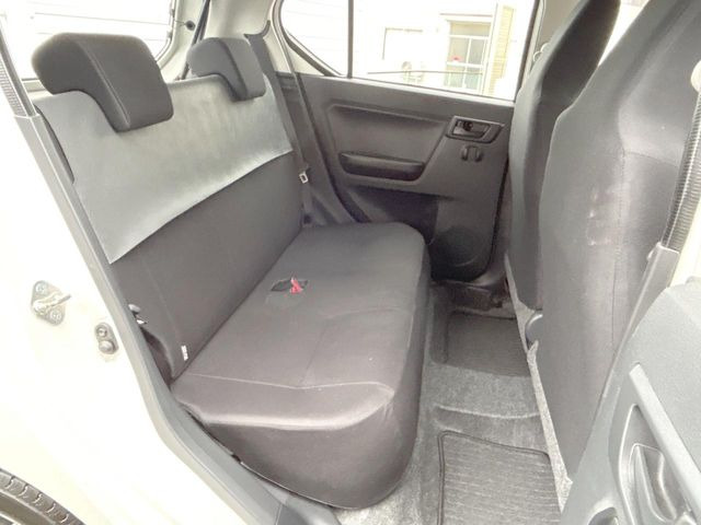 広々とした2列目シートは居住性が高く、居心地も快適!友達や家族とのお出かけにぴったりです。ベビーシートやチャイルドシート使用時も快適にお過ごしいただける十分な空間を確保しています。