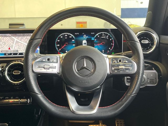 ●マルチファンクションステアリング:ハンドルの左右のボタンでオーディオの選択や音量の調節が可能です。ハンドルから手を放さず操作できるので安心ですね♪