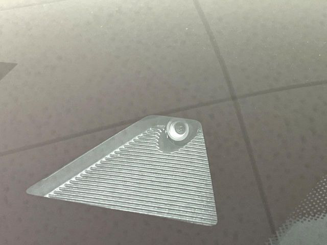 �y�X�}�[�g�u���[�L�T�|�[�g�z���s���ɑO���̎ԗ�����F�����A�Փ˂������Ȏ��͌x��ƃu���[�L�ŏՓˉ���Ɣ�Q�y�����A�V�X�g�B�����S�Ƀh���C�u�����y���݂��������܂��B