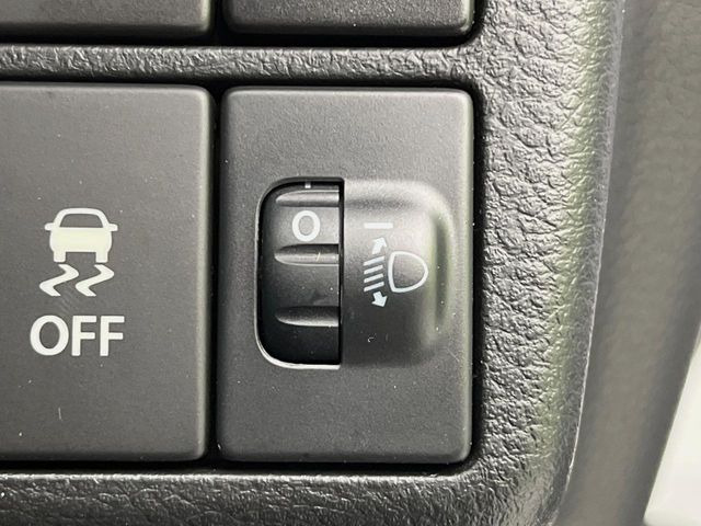 �y���C�g���x���C�U�[�z�w�b�h���C�g�̏㉺�p�x���_�C�A���� �X�C�b�`�Œ����ł��܂��B