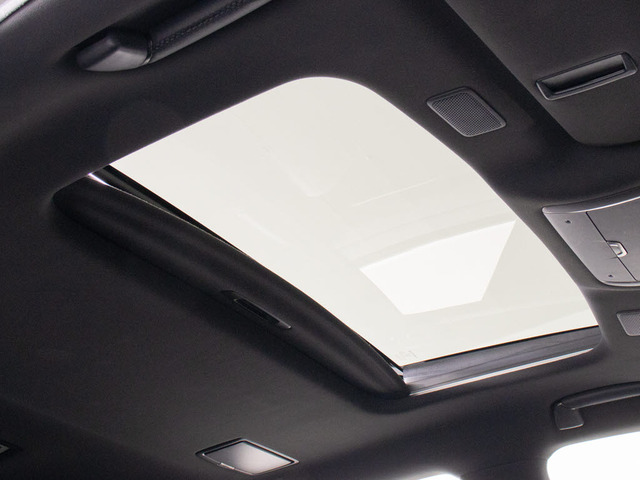 ★人気装備のサンルーフ!様々なドライブシーンで活躍してくれます!!開放感ある車内空間は気持ちがいいですよ!