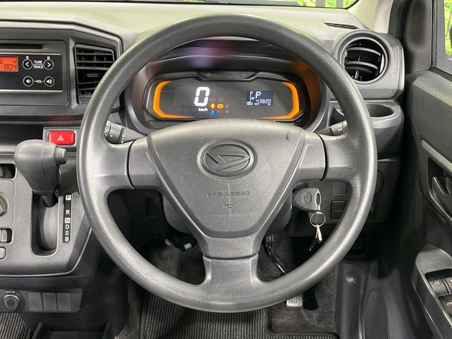 �C���e���A�ɍ��킹���f�U�C���̃X�e�A�����O�́A�^�]�������̂��Ƃ��l���A�^�]���₷���`��A�傫���ł��B�����x�A���ۂɐG���Ă��m���߂��������B