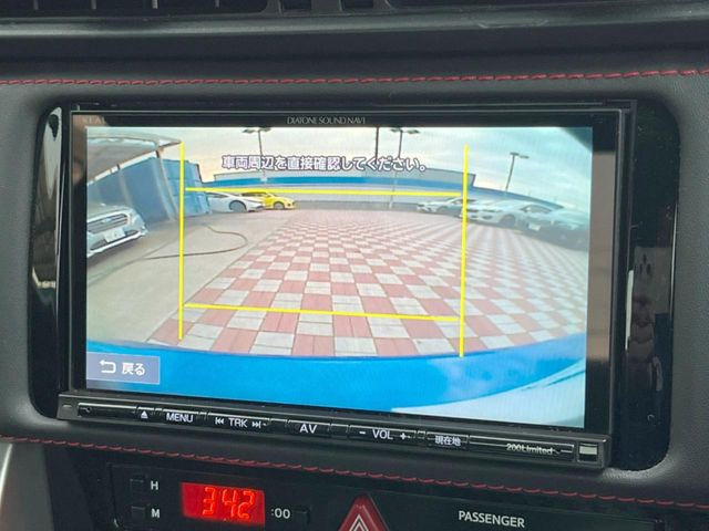 【バックカメラ】駐車時に後方がリアルタイム映像で確認できます。大型商業施設や立体駐車場での駐車時や、夜間のバック時に大活躍!運転スキルに関わらず、今や必須となった装備のひとつです!