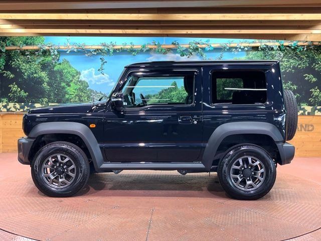 高透明度のガラス皮膜で撥水はもちろん、上質なツヤ・光沢を実現。紫外線や酸性雨から大切な愛車を保護し、色あせ・劣化を防止。「弾スプラッシュコート」、「弾プリミッサコート」からお選びいただけます。